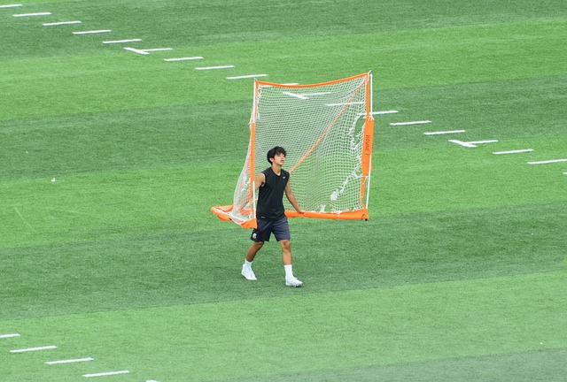而出